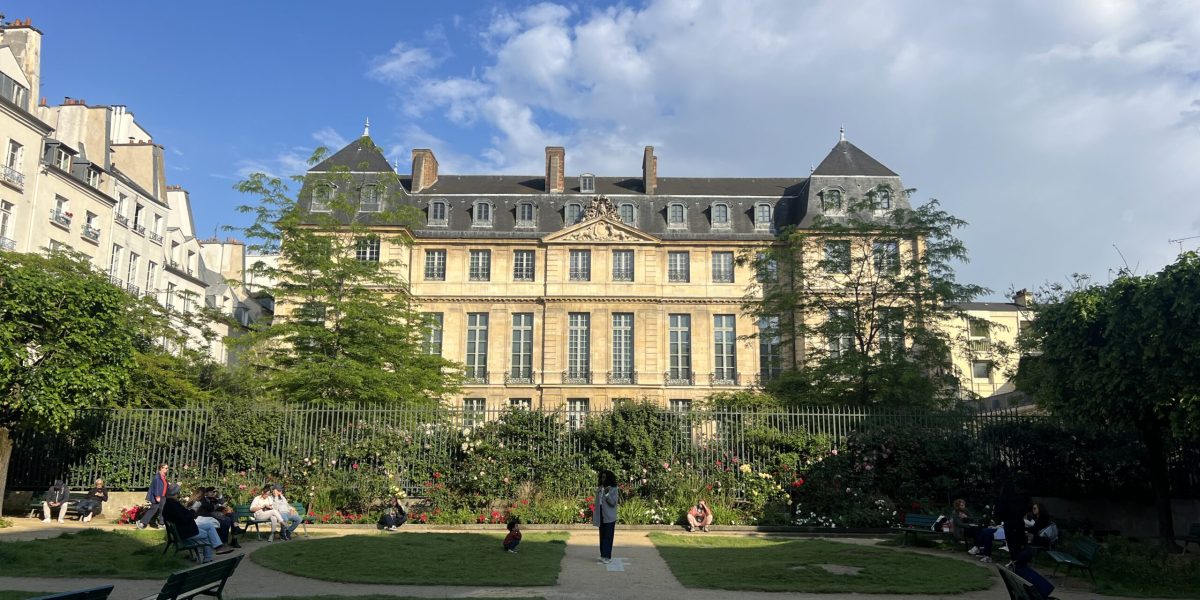 L'hôtel Salé avec, au premier plan, le square Leonor-Fini destiné à être réuni au jardin du musée, situé derrière la grille. A gauche, la rue des Coutures-Saint-Gervais (c) Wikimedia Commons